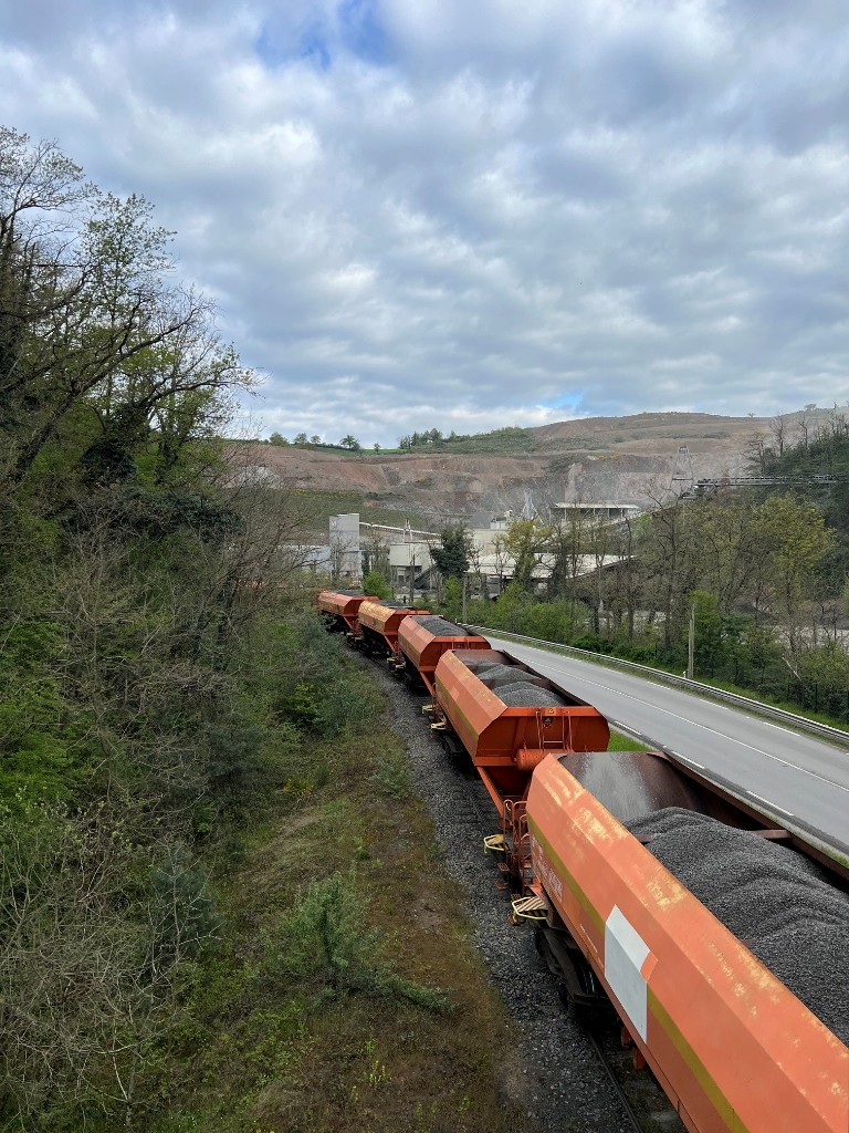 Train de granulats sur la ligne ferroviaire Bellegarde-en-Forez / Montrond-les-Bains